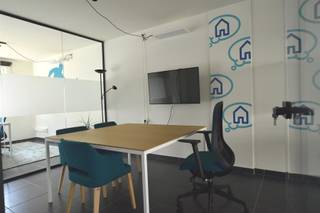 Century 21 ImmoNero stelt voor: Uitstekend gelegen gelijkvloers handelspand/ kantoorruimte in het centrum van Hoeilaart. Oppervlakte...