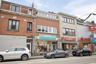 Opbrengsteigendom met een winkelruimte en een duplex-appartement met aparte ingang, gelegen in het centrum van Kortenberg.<br />De commerciële ruimte omvat een keuken, bureelruimte, terras/tuintje en kelders. Ze is uitgerust met dubbele beglazing, centrale verwarming op gas en airconditioning. De grote etalage aan de straatzijde beschikt over automatisch gestuurde zonnewering in functie van zon en wind. EPC-label D. Op de eerste en tweede verdieping bevindt zich het duplex-appartement dat beschikt over drie slaapkamers, een woon- en eetkamer, een ingerichte keuken, een wasruimte met dressing, een badkamer met ligbad/douche en een kelder. EPC-score: 242 kWh/m² – label C. Elektriciteit conform. Gunstig gelegen op wandelafstand van openbaar vervoer, winkels en scholen, met een vlotte verbinding naar de belangrijkste invalswegen. De autosnelwegen zijn bereikbaar op slechts 10 minuten rijden. 