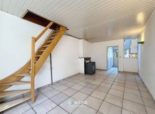Charmante woning met 3 slpks en ZUIDgerichte tuin met tuinberging op LEUKE ligging te Brugge!<br /><br /><strong>INDELING:<br /><u><em>Gelijkvloers:</em></u></strong><br />Inkom - gezellige living - open keuken - badkamer (O.a. met lavabomeubel, toilet en douche) - ZUIDgerichte tuin met ruime tuinberging.<br /><br /><u><em><strong>Eerste verdieping:</strong></em></u><br />Hal - 2 slaapkamers.<br /><br /><u><em><strong>Tweede verdieping:</strong></em></u><br />Hal - ruime 3de slaapkamer.<br /><br /><u><strong>Opmerkingen:</strong></u><br />- Parkeergelegenheid in de buurt.<br />- Onmiddellijk beschikbaar.<br />- Overal DUBBELE beglazing.<br />- Op wandelafstand van het openbaar vervoer.<br />- Mogelijk om privé te huren en mogelijk om te huren met vennootschap.<br /><br />Zeer LEUKE gelegen woning op wandelafstand van goeie bakker, slager, speelplein, stadspark... Aarzel zeker niet om ons te contacteren voor verdere info en/of een bezoek ter plaatse: 050/70.01.02 - info@centro.be.