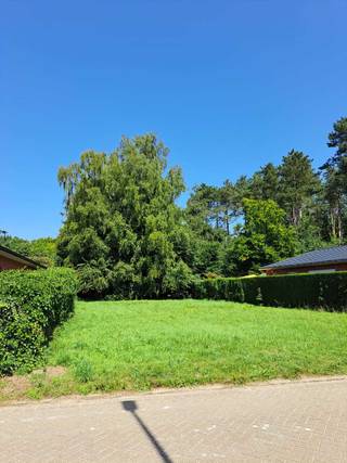 Mooie, gunstig gelegen bouwgrond voor open bebouwing!Gelegen aan de rand van het dorp, in een quasi doodlopende straat.Het is er heel rustig wonen,...