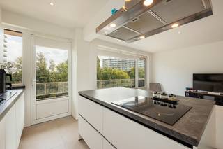 Dit ruime en lichtrijke appartement met 2 slaapkamers en een groot terras van maar liefst 16m² is gelegen op een zeer centrale en gegeerde locatie aan de Fruithoflaan in Berchem. Dankzij de grote raampartijen geniet het appartement van veel natuurlijke lichtinval en een aangenaam ruimtelijk gevoel.<br /><br /><strong>Locatie:</strong><br />Het appartement is gelegen aan de Fruithoflaan in Berchem, een aangename en residentiële buurt met alle nodige voorzieningen binnen handbereik. In de directe omgeving bevinden zich verschillende winkels, supermarkten, scholen, horeca en andere dagelijkse voorzieningen. Ook het openbaar vervoer is vlot bereikbaar en dankzij de nabijheid van verschillende belangrijke invalswegen geniet u van een goede verbinding richting Antwerpen en omliggende gemeenten.<br /><br /><strong>Indeling:</strong><br />U komt het appartement binnen via de inkomhal. Van hieruit heeft u toegang tot de lichtrijke woonkamer met grote raampartijen die zorgen voor veel natuurlijke lichtinval. Aansluitend bevindt zich de volledig geïnstalleerde keuken.<br />Vanuit de keuken heeft u toegang tot het ruime terras van ca. 16m², dat zich uitstrekt over de volledige lengte van het appartement.<br /><br />Via de nachthal bereikt u de 2 ruime slaapkamers van ca. 10m² en 13m². Verder beschikt het appartement over een badkamer voorzien van een douche en 2 wastafels. Het toilet is apart en voorzien van een handenwasser. Tot slot is er nog een praktische wasplaats/kast voorzien.<br /><br />Garagebox verplicht aan te kopen aan €15.000<br /><br /><strong>Troeven:</strong><br />- EPC B<br />- Locatie<br />- Tarras 16m²<br />- 2 slaapkamers <br />- Instapklaar <br />- Veel lichtinval<br /><br /><span>Benieuwd naar meer? Neem contact op voor een bezichtiging via 0483 51 30 01 of mail naar ruzanna@wellimmo.net</span><br /> 
