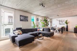 Ontdek dit energiezuinig appartement (EPC A – score 84) in de Lange Beeldekensstraat, op wandelafstand van het Centraal Station en Park Spoor Noord. Het bevindt zich op de eerste verdieping van een modern gebouw (2013) met lift en slechts één appartement per verdieping.<br /><br />Binnen geniet je van een ruime leefruimte met open keuken, warme parketvloeren en betonnen plafonds die een hedendaags loftgevoel creëren. De leefruimte geeft uit op een zonnig terras van 10 m². Verder zijn er een vernieuwde badkamer, apart toilet, berging, airco en videofoon.<br /><br />Momenteel ingedeeld met twee slaapkamers, eenvoudig terug te brengen naar drie. Mogelijkheid tot aankoop van autostaanplaats (€30.000). Centrale, levendige ligging met vlotte verbindingen.