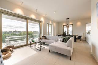 Beschikbaar vanaf 01/12/2026!<br /><strong>Huurprijs 1.100 euro/ maand + 90 euro/ maand gemeenschappelijke kosten</strong><br /><br />Welkom in Residentie Windsor, deel van het prestigieuze project Waterfront, gelegen op een toplocatie aan de Zuidkaai in het bruisende hart van Waregem. Op de 4de verdieping wacht u een uniek en stijlvol afgewerkt appartement met adembenemend verzicht over Waregem en de groene omgeving. Geniet van rust, ruimte en luxe, op wandelafstand van winkels, horeca, openbaar vervoer en recreatiezones langs het water.<br /><br />✨ <u><strong>Exquise afwerking & doordachte indeling</strong></u><br /><br />Dit BEN-gekeurde appartement (E-peil 30) werd tot in de puntjes afgewerkt met hoogwaardige materialen en biedt u alle comfort en esthetiek die u verwacht van modern wonen:<br />📐 Inkomhal met ingemaakte vestiairekasten en gastentoilet<br />🛏️ 2 slaapkamers met op maat gemaakte kasten<br />🛋️ Leefruimte met open keuken, eetplaats en gezellige zithoek<br />🍽️ Volledig uitgeruste designkeuken met kwalitatieve toestellen (grote diepvriezer en grote koelkast)<br />🛁 Luxe badkamer met inloopdouche, lavabomeubel met spiegelkast, wandradiator<br />☀️ Zomerterras met prachtig uitzicht, toegankelijk via grote schuiframen, PLUS elektrische zonnewering aanwezig<br />🌳 Designverlichting en volledig geschilderd interieur<br />🅿️ ondergrondse parkeerplaats (p2 127) <br />💧 Waterontharder<br />🚲 Fietsenstalling (2 privatieve plaatsen)<br />🔌🚗 Laadpaal elektrische wagen<br /><br /><br />🏡 <u><strong>Waarom dit appartement?</strong></u>
<ul>
<li>Zuidwestgerichte oriëntatie met volop lichtinval</li>
<li>Uniek uitzicht over de stad en natuur</li>
<li>Residentiële toplocatie aan het water, nabij alle voorzieningen</li>
<li>Instapklaar – volledig afgewerkt en geschilderd</li>
<li>Energiezuinig – conforme BEN-woning (30 kWh/m²/jaar)</li>
</ul>
<br />Grijp deze unieke kans om te wonen in een exclusief appartement op één van de mooiste locaties in Waregem. Interesse? Neem vandaag nog contact op voor een bezoek – en laat u betoveren door dit uitzonderlijke pand! 🏙️✨ Contacteer <strong>Alicia +32 473 24 22 81</strong> voor een afspraak of meer info!<br />