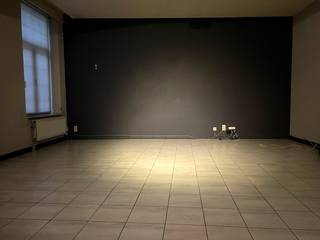 Ruim APPARTEMENT met 3 slaapkamers en terras te huur in het centrum van Diest, Kardinaal Mercierstraat 12 bus A000<br /><br />Het duplex appartement is gelijkvloers gelegen in een kleine residentie in het centrum, kort bij alle voorzieningen.<br /><br />Indeling : <br />- ruime woonkamer<br />- berging<br />- badkamer ( inloopdouche)<br />- toilet<br />- keuken<br />- slaapkamer<br />- berging<br />- terras<br /><br />Op het verdiep :<br />- 2 slaapkamers met ingebouwde kasten<br /><br />CV op gas <br />EPC : 329, Label D<br /><br />Geen gemeenschappelijke kosten<br />Poetsen gang in samenspraak met de andere bewoners<br /><br />Huurprijs : € 925,00 per maand<br />geen gemeenschappelijke kosten<br /><br />Info en bezoek : 013/31.12.33<br /><br /><br />Alle gegevens zijn louter informatief, onder elk voorbehoud, en voor zover het pand intussen niet verhuurd of verkocht is.<br />Dit pand wordt door ons geplaatst op volgende websites :<br />-www.alvast.be<br />-www.immoscoop.be<br />-www.zimmo.be<br />-www.spotto.be<br />Indien U het pand op andere websites zou aantreffen is dit niet door ons geplaatst en is de info mogelijk niet up-to-date.