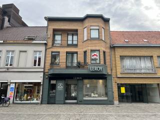 <p>Ruim appartement gelegen op de 1e verdieping van een kleinschalig, goed onderhouden gebouw op de markt van Deinze. Lift aanwezig.<br /> </p>

<p>Dit appartement omvat: inkomhal met apart toilet en vestiaire, ruime woonkamer, ingerichte keuken met aanpalende berging, badkamer met ligbad voorzien van douchescherm en enkele lavabo in meubel verwerkt, 2 ruime slaapkamers en zuidgericht terras vooraan.<br /><br />Gemeenschappelijke lasten per maand: € 50<br /><br />Beschikbaar: Onmiddellijk</p>