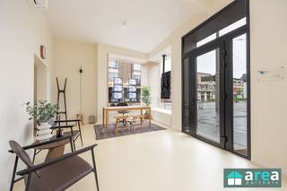 <p><span>Op zoek naar een instapklaar handelspand als investering?</span></p><p><span>Op een zichtbare hoeklocatie aan de </span><span>Kioskplaats 125 in Hoboken</span><span> bevindt zich dit volledig gerenoveerde handelsgelijkvloers met een totale oppervlakte van </span><span>48 m²</span><span>. Het pand werd in </span><span>2023 totaal gerenoveerd</span><span> en beschikt over een </span><span>EPC-label B</span><span> en verwarming via </span><span>warmtepomp</span><span>.</span></p><p><span>De ruimte is momenteel verhuurd aan </span><span>1.092/maand</span><span>, waarbij de huurder blijft. Dit resulteert in een aantrekkelijk rendement van </span><span>4,69%</span><span>, wat het pand interessant maakt voor investeerders die op zoek zijn naar een zorgeloze opbrengsteigendom.</span></p><p><span>Indeling:</span></p><p><span>Aan de voorzijde bevindt zich een onthaalruimte met twee bureautafels. Verder is er een aparte vergaderruimte en een geïnstalleerde keuken/cafetaria met printhoek. Van hieruit is er toegang tot het toilet en de berging.</span></p><p><span>Grootste troeven:</span></p><ul><li><span>Hoekpand met goede zichtbaarheid</span></li><li><span>Totaal gerenoveerd in 2023</span></li><li><span>EPC B</span></li><li><span>Verwarming via warmtepomp</span></li><li><span>Geïnstalleerde keuken</span></li><li><span>Huurder blijft aanwezig</span></li><li><span>Rendement van 4,69%</span></li></ul><p><span>Voor meer informatie kan u terecht bij Area Partners: </span><span><span>Info@area.be</span></span><span> of </span><span>03/284.60.60</span><span>.</span></p>