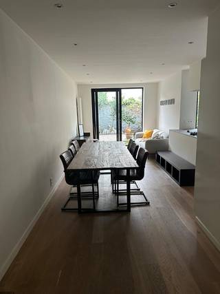 Instapklaar appartement met stadstuin –
Milisstraat 77, 2140 Borgerhout

Volledig gerenoveerd appartement van 65m² met een gezellige stadstuin van 34m², op wandelafstand van Antwerpen-Centraal.

Dit smaakvol gerenoveerde appartement combineert hedendaags comfort met warme, natuurlijke materialen. Bij binnenkomst valt meteen de lichtrijke living op met eikenhouten parket, die vloeiend overgaat in een stijlvolle eetkamer en open keuken.

Keuken &amp; living
De volledig uitgeruste open keuken is voorzien van een kookeiland, ingebouwde Bosch-oven en combimagnetron, en biedt rechtstreeks zicht op en toegang tot de tuin. De aansluitende leefruimte biedt voldoende plaats voor een grote eettafel en een gezellige zithoek.

Stadstuin
Via de grote schuifdeur stap je naar buiten in een aangename, groene stadstuin van 36m² – een echte troef in de stad, ideaal om te ontspannen, te tuinieren of buiten te eten.

Slaapkamer &amp; badkamer
Het appartement beschikt over een ruime slaapkamer met veel bergruimte, en een volledig afgewerkte badkamer met douche, wastafel en toilet, voorzien van kwalitatieve afwerking met tegelvloeren, inbouwverlichting en een handdoekradiator.

Ligging
Milisstraat bevindt zich in het bruisende Borgerhout, op wandelafstand van het Centraal Station van Antwerpen. De buurt is gekend om haar gezellige horeca, winkels en levendige sfeer – de ideale combinatie van rust thuis en bruisend stadsleven om de hoek.

Kort samengevat:
Bewoonbare oppervlakte: 65m²
Stadstuin: 34m²
EPC: C
1 slaapkamer, 1 badkamer (incl. toilet)
Volledig gerenoveerd, instapklaar
Op wandelafstand van Antwerpen-Centraal
Gelegen in bruisende buurt met veel horeca