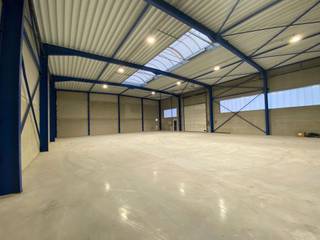 Storage space for rent in Evergem near the R4 in the industrial park De Nest. The warehouse of 480 m² has a clear height of 7 metres, 1...