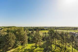 <p><span>Ben je op zoek naar een instapklaar appartement met een prachtig uitzicht en alle modern comfort? Dit mooi vernieuwde appartement op de 7e verdieping aan het Leiebos 29 in Merksem biedt je een zorgeloze thuis op een rustig privéterrein.</span></p><p><span>De highlights:</span></p><ul><li><span>2 volwaardige slaapkamers.</span></li><li><span>Dubbel buitenplezier: 2 terrassen, zowel aan de voor- als de achterzijde van het appartement.</span></li><li><span>Vernieuwde keuken en badkamer (voorzien van douche en wastafel).</span></li><li><span>Volledig instapklaar en modern afgewerkt.</span></li><li><span>Comfort: Praktisch apart toilet en een private kelderberging.</span></li><li><span>Bij aan te kopen: autostaanplaats in de kelder (15.000 EUR)</span></li></ul><p><span>Indeling en afwerking: Je komt binnen via de inkomhal met apart toilet. De lichtrijke leefruimte geniet van een mooi uitzicht vanaf de 7e verdieping en sluit naadloos aan op de vernieuwde, functioneel ingerichte keuken. Vanuit het appartement heb je toegang tot de twee terrassen, waardoor je zowel vooraan als achteraan heerlijk van de buitenlucht kunt genieten. Verder bevinden zich hier de twee comfortabele slaapkamers en de vernieuwde badkamer. Dankzij de private kelderberging en de inbegrepen autostaanplaats geniet je van alle praktische comfort.</span></p><p><span>Over de buurt: Het Leiebos is gelegen op een rustig en groen privéterrein in Merksem. Je woont hier in een rustige omgeving, maar bent toch op een steenworp van winkels, scholen en het openbaar vervoer. Bovendien ben je met de wagen binnen enkele minuten op de Antwerpse Ring en belangrijke invalswegen.</span></p><p><span> </span></p><p><span>Gemeenschappelijke kosten: </span></p><p><span>Eigen verbruik (water en verwarming) 73 EUR per maand</span></p><p><span>Algemene kosten gebouw 164 EUR per maand</span></p><p><span> </span></p><p><span>Interesse in een bezoek? Neem vandaag nog contact met ons op via 03/646.66.55 of lynn@sinjoor.be</span></p>