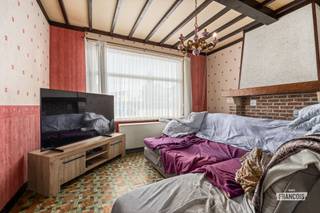 Vraagprijs: Elk bod wordt voorgelegd aan de eigenaar.<br /><br />Welkom in de Rijselstraat 137 te Torhout, waar ruimte en mogelijkheden centraal staan. Deze verrassend ruime woning bevindt zich op een gunstige locatie, op een boogscheut van het centrum en tal van dagelijkse voorzieningen. Met een bewoonbare oppervlakte van maar liefst 163 m², drie ruime slaapkamers, een vaste trap naar de zolder en een diepe tuin beschikt deze woning over heel wat troeven voor wie op zoek is naar een nieuwe thuis met potentieel.<br /><br />Bij het binnenkomen wordt u verwelkomd in een aangename leefruimte, bestaande uit een gezellige zithoek en een lichtrijke eetplaats. Aansluitend bevindt zich de keuken, die vandaag klaar is om opnieuw ingericht te worden volgens uw eigen smaak en wensen. Ook de badkamer bevindt zich op de gelijkvloerse verdieping.<br /><br />Op de eerste verdieping bevinden zich drie volwaardige slaapkamers, ideaal voor een gezin, thuiswerk of hobbyruimte. Een absolute meerwaarde is de vaste trap naar de ruime zolderverdieping. Deze extra oppervlakte biedt tal van mogelijkheden en kan perfect dienstdoen als bijkomende slaapkamer, hobbyruimte, bureau of praktische bergruimte.<br /><br />Ook buiten heeft deze woning heel wat te bieden. De diepe tuin met gunstige oriëntatie zorgt voor een aangename buitenruimte waar u in alle rust kunt genieten van zonnige dagen, een gezellige barbecue of gewoon van uw eigen stukje groen.<br /><br />De woning is onderhevig aan een renovatieverplichting, maar biedt hierdoor tegelijk de kans om de woning volledig naar eigen smaak en behoeften te moderniseren. Met enkele simpele ingrepen kan dit pand uitgroeien tot een energiezuinige en hedendaagse gezinswoning!<br /><br />Interesse? Contacteer ons snel voor een bezoek.<br /><br />