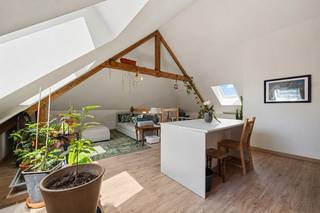 <p>Welkom in Kessel-Lo! Dit charmante duplexappartement geniet van een uitstekende ligging vlak bij het centrum van Leuven. Winkels, scholen, openbaar vervoer en diverse sport- en recreatiefaciliteiten bevinden zich op wandel- en fietsafstand, waardoor u hier geniet van een ideale combinatie van wooncomfort, leefkwaliteit en bereikbaarheid.<br /><br />Het appartement bevindt zich op de eerste en tweede verdieping van een kleinschalig gebouw met slechts twee wooneenheden. Op de eerste verdieping vindt u een uitgeruste keuken, een badkamer met douche, wastafel en toilet, twee ruime slaapkamers en een derde kamer die kan dienen als kinderkamer, bureau of hobbyruimte. Grote raampartijen zorgen overal voor een aangename lichtinval.<br /><br />De tweede verdieping biedt een sfeervolle leefruimte die in 2020 werd gerenoveerd met respect voor de authentieke elementen van het pand. Hierdoor ontstaat een unieke combinatie van karakter en hedendaags wooncomfort. Ook aan praktische voorzieningen werd gedacht. Naast de slaapkamer op de eerste verdieping bevindt zich een handige bergruimte.<br /><br />De technische ruimte op de tweede verdieping biedt extra opbergmogelijkheden. Links van het gebouw is er nog een privatief tuintje alsook de mogelijkheid om 1 tot 2 wagens te parkeren.<br /><br />Dankzij de renovatie en de gunstige EPC-score B is deze woning klaar voor de toekomst. Daarnaast zijn er behalve de woonpolis geen kosten in de gemeenschap.<br /><br />Benieuwd? Contacteer ons voor een bezoek via 016 23 21 45 of info@bvm-vastgoed.be</p>