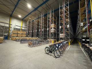 Hoog magazijnruimte van 5.400m² Uitstekend gelegen nabij de Gentseweg (N43) en vlakbij de E17 op- en afrit 5 Waregem.- 2 laadkades- vloer in...