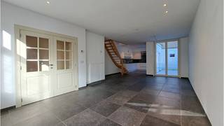 <strong>Comfortabele 3-slaapkamerwoning</strong> met ruim <strong>STADSTERRAS </strong>op een RUSTIGE en AUTHENTIEKE LIGGING in de <strong>Brugse binnenstad</strong> vlakbij de <strong>Langerei </strong>en met een vlotte verbinding naar het centrum van Brugge en naar de kleine en de grote ring ( Komvest ).<br />Machtig wonen in een toonaangevende stijl op een uitstekende ligging! <br />+ Energielabel C!<br />+ Asbestveilig!<br />+ Gerenoveerd in 2016!<br />+ Conforme keuring elektrische installatie!<br />+ Geen renovatieplicht!<br />+ Uitstekende mobiscore 9,1 op 10!<br />+ Conformiteitsattest aanwezig!<br /><br />Omvat een inkom met gastentoilet, ruime en lichtrijke leefruimte met ingerichte open keuken, 3 slaapkamers, badkamer met douche en dubbele wastafel en voorziening wasmachine en een ruim stadsterras met buitenberging.<br />Vg,Wche,Gmo,Gvkr,Gvv<br />P-score=A G-score=A<br />#leukwonen #brugge #inesteringsvastgoed<br /><br />Totale oppervlakte 74 m²<br />Bruikbare vloeroppervlakte 113 m²