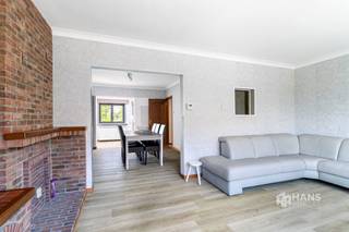 <p><span>Rupelmondestraat 239 - Bazel</span></p><p><span> </span></p><p><span>Verzorgde bel-etage (186 m²) met 3 slaapkamers en tuin (312 m²) in Bazel.</span></p><p><span>Deze verzorgde bel-etage is rustig gelegen in de Rupelmondestraat in het charmante Bazel. Je geniet hier van een aangename woonomgeving met een vlotte verbinding naar omliggende gemeenten en steden. Winkels, scholen en openbaar vervoer bevinden zich in de buurt, terwijl ook de groene Scheldevallei vlakbij ligt — ideaal voor wie graag wandelt of fietst.</span></p><p><span>De woning werd doorheen de jaren goed onderhouden en beschikt over een praktische indeling. De verwarmingsketel (Junkers) werd vernieuwd in 2014, in 2020 werden nieuwe PVC-ramen geplaatst en ook de keuken en garagepoort werden reeds vernieuwd. Verder is het platte dak geïsoleerd.</span></p><p><span>Je komt binnen in de ruime inkom- en traphal. Links bevindt zich de inpandige garage (27 m²) en achteraan op het gelijkvloers is er nog een praktische berging/wasplaats (8 m²) te vinden.</span></p><p><span>Op de eerste verdieping bevindt zich vooraan de lichtrijke leefruimte (35 m²). Achteraan ligt de leefkeuken (13 m²), die uitgerust is met alle hedendaagse comfort en over voldoende kastruimte beschikt. Verder is er op deze verdieping ook een apart toilet aanwezig. Vanuit de keuken geniet je van een open zicht over de achterliggende velden en via de trap bereik je de westgerichte tuin van maar liefst 312 m² — een heerlijke plek om tot rust te komen.</span></p><p><span>De bovenverdieping omvat drie slaapkamers van 9 m², 14 m² en 16 m², evenals de badkamer (4 m²) met ligbad/douche en lavabo.</span></p><p><span>Tot slot beschikt de woning nog over een praktische bergzolder van circa 18 m².</span></p><p><span>Ben je op zoek naar een verzorgde woning met een ruime tuin en open zicht in een rustige omgeving? Mis deze kans niet! Bewoonbare opp. 186 m² – ref.: bruto vloeropp. Voor meer info of een gratis schatting surf naar </span><span><span>www.hansimmo.be</span></span><span>.</span></p><p><span> </span></p>