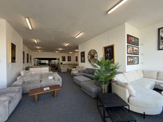 Het handelspand beschikt over een gelijkvloerse oppervlakte van 600 m² en een bovenverdieping van 400 m². Aan de voorzijde bevinden zich...