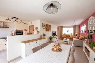 Deze <span><strong>moderne hoekwoning, gebouwd in 2020</strong></span>, is gelegen in een <span><strong>rustig en aangenaam woonerf op wandelafstand van het centrum van Deerlijk. </strong></span><br />De recente bouw, praktische indeling en rustige ligging maken van deze woning een bijzonder aangename thuis.<br />Via de inkomhal met toilet kom je in de <span><strong>lichtrijke woonkamer met open keuken. </strong></span>Aansluitend is er een <span><strong>handige berging</strong></span> die voor de nodige extra opbergruimte zorgt.<br />Buiten geniet je van een<span><strong> gezellig terras en een onderhoudsvriendelijke buitenruimte</strong></span>.<br />Achteraan bevindt zich de <span><strong>carport</strong></span>, die bereikbaar is met de wagen via een poort. Deze ruimte kan bovendien perfect dienstdoen als<span><strong> overdekt terras</strong></span>, zoals ze momenteel is ingericht.<br />Op de verdieping bevinden zich <span><strong>3 slaapkamers en een ruime badkamer</strong></span>, uitgerust met zowel een <span><strong>ligbad, een inloopdouche en lavabo.</strong></span><br />Voor een aangenaam wooncomfort is de woning voorzien van<span><strong> vloerverwarming op aardgas</strong></span>. Daarnaast zorgen de aanwezige <span><strong>zonnepanelen </strong></span>voor een lagere elektriciteitsfactuur, een mooie meerwaarde voor het dagelijkse energieverbruik. <br />E-peil : 20 en K-peil :38<br /><span><strong>Een recente en comfortabele woning op een rustige locatie, met het centrum van Deerlijk op wandelafstand. Ideaal voor wie op zoek is naar hedendaags wooncomfort in een aangename en kindvriendelijke omgeving.</strong></span>