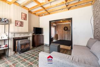 Bent u op zoek naar een woning die u volledig naar eigen smaak kan afwerken? Dan is deze halfopen bebouwing gelegen in Mol zeker een bezoek waard.<br />De woning bevindt zich in een rustige en aangename omgeving met een vlotte verbinding naar het centrum van Mol, winkels, scholen en invalswegen. Dankzij de rustige ligging gecombineerd met de nabijheid van alle voorzieningen geniet u hier van het beste van beide werelden.<br />Hoewel de woning renovatiewerken vraagt, biedt ze heel wat mogelijkheden en potentieel voor starters en/of investeerders. <br /><br />Troeven:
<ul><li>Leuke buitenruimte/tuintje</li><li>Plaats voor het parkeren van wagens</li><li>Elektriciteit conform</li><li>Tal van mogelijkheden om de woning naar eigen smaak te moderniseren</li><li>Rustige ligging nabij het centrum van Mol</li></ul>
Bent u op zoek naar een betaalbare woning met potentieel op een goede locatie? Contacteer ons dan snel voor een bezoek ter plaatse.