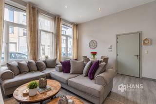 <p><span>Gelijkvloers vooraan</span></p><p><span>Gelijkvloersappartement (48 m²) met 1 slaapkamer in Antwerpen (2060).</span></p><p><span>In de Lange Lobroekstraat woon je in een opkomende buurt nabij Park Spoor Noord en de Slachthuissite. Winkels, supermarkten en andere voorzieningen zijn vlot bereikbaar en ook aan openbaar vervoer is er geen gebrek. Met de fiets sta je bovendien in een mum van tijd in het centrum. Dankzij de nabijheid van belangrijke invalswegen is ook de verbinding met de wagen uitstekend.</span></p><p><span>Het appartement bevindt zich vooraan op het gelijkvloers van een kleinschalig gebouw en heeft een bewoonbare oppervlakte van circa 48 m². Het gebouw werd in 2008 volledig gerenoveerd en het appartement behaalt een EPC-score C en beschikt over conforme elektriciteit. Er zijn aparte meters aanwezig en de vaste kosten blijven met slechts €25 per maand bijzonder beperkt.</span></p><p><span>Je komt het appartement binnen in de lichtrijke leefruimte met open keuken, goed voor een oppervlakte van zo’n 25 m². Grenzend hieraan bevindt zich de volwaardige slaapkamer (14 m²), die toegang biedt tot de badkamer (3 m²) met ligbad/douche, lavabomeubel en ruimte om een was- en droogmachine te plaatsen. Verder is er nog een apart toilet aanwezig.</span></p><p><span>Een betaalbaar appartement met lage vaste kosten op een centrale locatie in Antwerpen. Ideaal als eerste eigen woonst of als investering!</span></p><p><span>Bewoonbare opp. 48 m² ref.: bruto vloeropp. EPC. Voor meer info of een gratis schatting surf naar </span><span><span>www.hansimmo.be</span></span></p><p><span> </span></p>