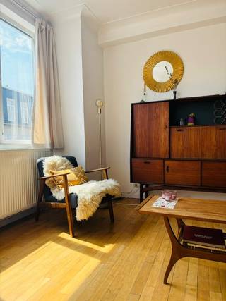 <p>1-slaapkamer appartement in Antwerpen</p><p>Rust vinden in een bruisende buurt? Dit lichtrijke appartement van ca. 70 m² combineert het beste van twee werelden: wonen op wandelafstand van het Centraal Station, gezellige koffie- en eetadresjes en alle dagelijkse voorzieningen, terwijl je thuis net van verrassend veel rust geniet.</p><p>Het appartement bevindt zich op de derde verdieping van een kleinschalig appartementsgebouw in de Provinciestraat. Het ligt aan het rustigere gedeelte van de straat, waar geen tram passeert, met enkel-richting autoverkeer. Aan de andere zijde kijk je uit over de daken en groene binnentuinen van de buurt. Zo woon je bijzonder centraal, zonder voortdurend het gevoel te hebben midden in de stadsdrukte te zitten.</p><p>Binnen valt meteen de hoeveelheid licht op. De ruime woon- en eetkamer heeft grote raampartijen en een mooi open uitzicht. De authentieke houten vloer en warme inrichting geven de ruimte veel karakter. Er is meer dan voldoende plaats voor een zithoek en eettafel én een aparte werkplek.</p><p>Aansluitend bevindt zich de praktische keuken met houten kasten en een ruim werkblad. De aparte slaapkamer is eveneens ruim en lichtrijk, met plaats voor een tweepersoonsbed, grote kledingkast en extra meubelen. Vanuit de slaapkamer geniet je van het open uitzicht over de achterliggende buurt.</p><p>De badkamer beschikt over een ligbad met douche, wastafel en aansluiting voor de wasmachine. Daarnaast is er een klein koertje/balkon: een beschut buitenplekje waar je 's ochtends een koffie kunt drinken of aan het einde van de dag even buiten kunt zitten.</p><p>Alles binnen handbereik</p><p>De ligging is ideaal voor wie graag te voet of met de fiets leeft. Voor koffie wandel je in ongeveer 1 minuut naar Vitesse, voor pizza in 2 minuten naar Graan Pizza. Een Velo-station ligt op amper 1 minuut wandelen en het Centraal Station bereik je in ongeveer 5 minuten te voet.</p><p>Ook boodschappen doe je eenvoudig zonder auto: Lidl ligt op ca. 5 minuten wandelen en Delhaize op ca. 10 minute</p>
