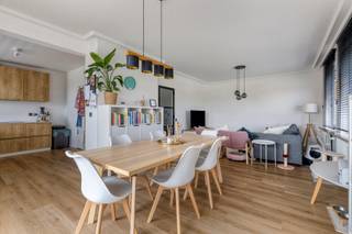 Volledig gerenoveerd appartement (vijfde verdieping), zeer centraal gelegen aan de balkonrotonde van het station te Brugge, voorzien van...