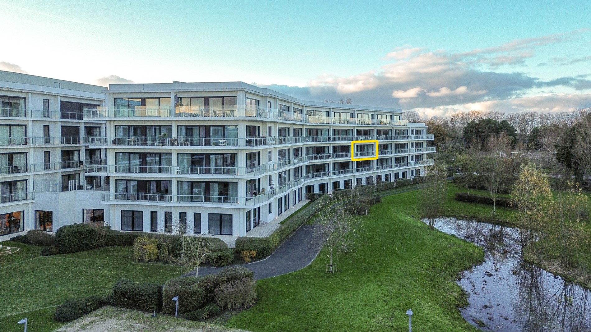 Moderne assistentiewoning met ondergrondse berging en parkeerplaats in De Haan, vlakbij strand, duinen en zee - foto 2