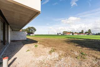 In het landelijke Vlissegem, op een boogscheut van De Haan, vinden we deze ruime nieuwbouwwoning met strakke en exclusieve architectuur. De woning wordt afwerkingsklaar opgeleverd, waardoor je de verdere inrichting volledig naar jouw eigen smaak kunt bepalen. Op het gelijkvloers geniet je van een bijzonder ruime en lichtrijke leefruimte met open keuken. Aansluitend hebben we een praktische berging en inpandige garage. De onderhoudsvriendelijke tuin beschikt over een ruim terras met vaste overkapping.
Op de eerste verdieping bevinden zich drie volwaardige slaapkamers, een nachthal en een royale badkamer. Deze wordt reeds volledig uitgerust met een dubbele wastafel, vrijstaand bad en inloopdouche. Zelf hoef je enkel nog de vloeren, keuken, binnendeuren en trapbekleding te voorzien.
Ook op technisch vlak is de woning helemaal klaar voor de toekomst. Zo geniet je van kamerhoog aluminium schrijnwerk met superisolerende beglazing, vloerverwarming én koeling via geothermie, ventilatie type D met ingewerkte kanalen en voorzieningen voor een houthaard. De oprit en het terras worden aangelegd en ook de nodige keuringen en erelonen zijn inbegrepen in de prijs. Bovendien bestaat de mogelijkheid om de naastliggende bouwgrond aan te kopen voor €205.000,- excl. kosten.
Ben je op zoek naar een grote en energiezuinige nieuwbouwwoning in de buurt van De Haan? Contacteer Dries voor meer info of een plaatsbezoek op 0475 57 40 19 of dries@keyimmo.be