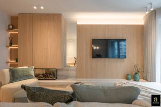 Op het beste stukje van de Lippenslaan, ligt dit zonnige 3-slaapkamerappartement, pas vernieuwd met luxueuze afwerking! <br />Brede leefruimte met zithoek en open haard, parketvloer, fineereiken kasten, travertin werkbladen,... <br /><br />Via de inkomhal met vestiaire en gastentoilet betreedt u de lichtrijke leefruimte met brede raampartijen en een open, stijlvol geïntegreerde keuken. De leefruimte geeft uit op het terras aan de voorzijde, waar u aangenaam kan genieten van de omgeving.<br /><br />Het appartement beschikt over drie volwaardige slaapkamers, elk voorzien van ingemaakte kasten en een eigen ensuite douchekamer, wat zorgt voor een hoog niveau van comfort en privacy.<br /><br />Een privatieve kelderberging is inbegrepen. Mogelijkheid tot overname van het meubilair en aankoop van een autostaanplaats.<br /><br />Een instapklaar appartement op topligging, ideaal als tweede verblijf of investering.