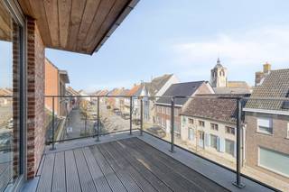 De grootste troef van dit appartement te koop zijn de zeer aangename, lichtrijke leefruimtes. Dankzij de grote glaspartijen geniet u de hele dag...