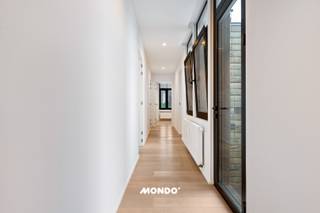 Ervaar Antwerpen op het allerhoogste niveau. Boven de bruisende stad, in de iconische Art Deco-parel Résidence la France, bevindt zich dit instapklare penthouse. Waar veel appartementen een compromis eisen tussen locatie, ruimte en afwerking, biedt dit eigendom een zeldzame combinatie van architecturale klasse, compromisloos modern comfort en een fenomenaal uitzicht.<br /><br />Uw dagelijkse decor is de indrukwekkende Antwerpse skyline. Dankzij de kamerhoge raampartijen en de royale breedte van de leefruimte stroomt het licht overvloedig binnen. Hier geniet u van een weids, onbelemmerd zicht dat nooit gaat vervelen.<br /><br />Achter de statige historische gevel schuilt een meesterwerk van hedendaags design. Het interieur werd strak en minimalistisch ontworpen, met oog voor de kleinste details. Warme eikenhouten parketvloeren doorbreken de strakke lijnen en brengen sfeer, terwijl de naadloos geïntegreerde airconditioning zorgt voor een perfect binnenklimaat.<br /><br />De drie volwaardige slaapkamers zijn ontworpen als rustpunten. Voorzien van strak maatwerk en ingebouwde kastenwanden, bieden ze een opgeruimde, kalme sfeer. Een ware oase van rust, hoog boven het stadsgedruis.<br /><br />Gelegen aan de prestigieuze Jan Van Rijswijcklaan, combineert u cachet met maximale mobiliteit. U bevindt zich op een zucht van de Antwerpse Ring, belangrijke invalswegen en het stadscentrum, met alle vormen van openbaar vervoer letterlijk voor de deur.<br /><br />Dit is geen standaard appartement; dit is een statement. Een ideale uitvalsbasis voor wie een luxueuze, private en perfect afgewerkte thuis zoekt, zonder in te boeten op connectiviteit.<br />Bent u klaar om dit uitzicht zelf te ervaren en de ruimte te voelen? Neem vandaag nog contact op voor een discrete bezichtiging.<br />📞 Bel Tim: 0483 60 60 60<br />📧 E-mail: tim@mondovastgoed.be<br />📍 Mondo Vastgoed – Makelaars maar anders.