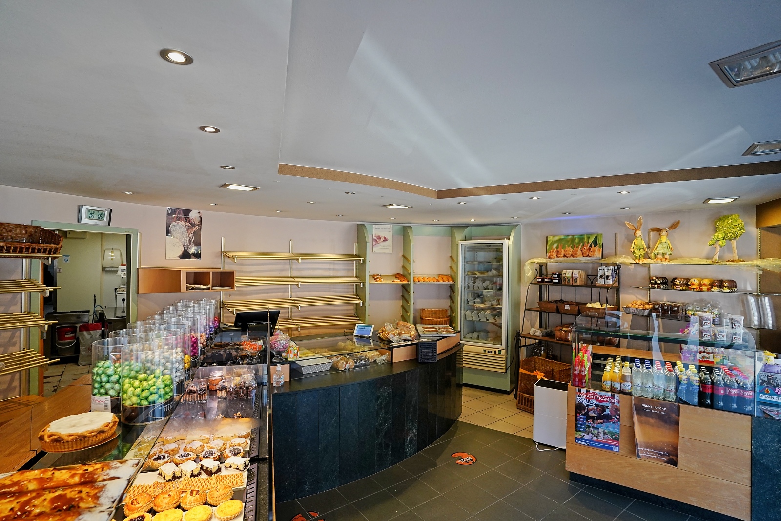 Instapklare bakkerij met bovenliggende woonst op topligging in Sint-Niklaas! - photo 2