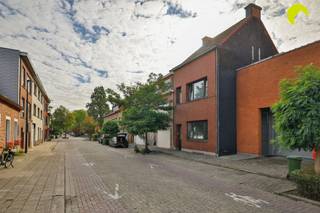 <p><span>In de Van Dijckstraat, op wandelafstand van Mortsel-Dorp wordt deze tweewoonst te koop aangeboden.</span></p><p><span>Op een boogscheut zijn tal van winkels, kwalitatieve scholen en openbaar vervoer (bus, tram en trein) gelegen. Daarnaast ligt ook het landschapspark Frijthout op wandelafstand.</span></p><p><span> </span></p><p><span>Indeling:</span></p><p><span>Op het gelijkvloers vinden we het eerste appartement.</span></p><p><span>Deze omvat een woonkamer (28m²), gerenoveerde keuken met oven, microgolfoven, vaatwasmachine, inductie kookvuur, ijskast en diepvriezer.</span></p><p><span>Achteraan vinden we de slaapkamer van 12m².</span></p><p><span>De badkamer werd eveneens gerenoveerd en voorzien van een ruime douche en dubbele lavabo. Het toilet is apart.</span></p><p><span>Tot slot beschikt dit appartement over een wasplaats/berging.</span></p><p><span>Totale oppervlakte gvl appartement: 70m²</span></p><p><span> </span></p><p><span>Op de eerste verdieping is er een duplex appartement.</span></p><p><span>Deze omvat: woonkamer met voor- en achteraan ramen (35m²), keuken (11,5m²), badkamer met toilet. In de badkamer zijn de aansluitingen voor wasmachine en de gloednieuwe condensatieketel voorzien.</span></p><p><span>Op de tweede verdieping hebben we verder twee ruime slaapkamers (20m² en 14m²).</span></p><p><span>Totale oppervlakte duplex: 108m².</span></p><p><span> </span></p><p><span>Het gebouw is voorzien van een ruime kelder. Alle meters zijn individueel.</span></p><p><span>Beide appartementen zijn beschikbaar bij akte.</span></p><p><span> </span></p><p><span>Belangrijkste kenmerken:</span></p><p><span>- Volledig ingericht als tweewoonst of kangoeroewoning. Omvorming tot praktijkwoning of ééngezinswoning behoren tot de mogelijkheden.</span></p><p><span>- Ruime, propere kelder</span></p><p><span>- Centrale ligging</span></p><p><span>- Elektriciteit conform!</span></p><p><span>- Geen asbest gevonden</span></p><p><span> </span></p><p><span>EPC gelijkvloers: 170 kWh/m²j (unieke code: 20260910-0003951646-RES-1)</span></p><p><span>EPC duplex: 289 kWh/m²j (unieke code: 20260910-0003951761-RES-1)</span></p><p><span> </span></p><p><span>Oppervlaktes indicatief, volgens meting EPC</span></p><p><span> </span></p><p><span>Voor een bezoek ter plaatse kan u ons contacteren op het nummer 03 449 42 41 of mail ons via hallo@habicom.be.</span></p><p><span>Benieuwd naar de waarde van jouw woning? Check het gratis op www.watismijnhuiswaard.be</span></p>