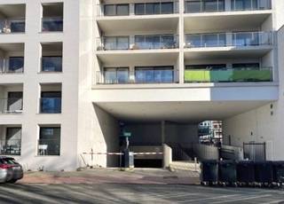 Deze ondergrondse autostaanplaats is heel gemakkelijk te bereiken via de ingang in de Henri Dunantlaan. Parkeerplaats nr 158. Onmiddellijkbeschikbaar...