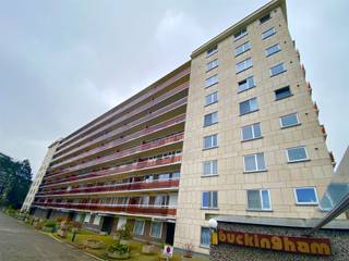 <p><span>Ruim en licht appartement met prachtig uitzicht te Evere.</span></p><p><span> </span></p><p><span>Dit smaakvolle appartement op de 5de verdieping, met zicht op het park, biedt alles wat u nodig heeft voor comfortabel wonen. Het appartement beschikt over een lichtrijke living met terras, twee ruime slaapkamers (één ideaal als hoofdslaapkamer en de tweede als logeer- of werkkamer), een badkamer voorzien van een bad/douchecombinatie en wastafel en een moderne, volledig ingerichte keuken. De inkomhal met vestiaire biedt praktische opbergruimte en er is ook  een aparte wc. </span></p><p><span>Daarnaast beschikt het appartement over een garagebox onder het gebouw, wat veilig en gemakkelijk parkeren mogelijk maakt en een kelder voor extra opbergruimte. Gelegen in Evere, een levendige buurt met alle voorzieningen zoals winkels, scholen en openbaar vervoer binnen handbereik, is dit appartement ideaal voor wie comfortabel en centraal wil wonen.</span></p><p><span> </span></p><p><span>De maandelijkse lasten zijn voorschotten op de algemene lasten en privatieve verwarming.</span></p><p><span> </span></p><p><span>Contacteer ons snel voor een bezoek en ontdek uw nieuwe thuis! Tel 078/48 47 00 of mail naar info@ap-p.be</span></p><p><span>Bekijk ons volledig aanbod op www.ap-p.be</span></p><p><span> </span></p><p><span> </span></p>