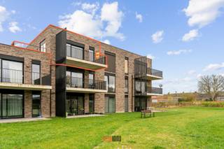 Allerlaatste 2-slpk appartement (88m²) op de bovenste verdieping (+2) met 2 zongerichte terrassen in Residentie Sterrum. Vermelde prijs excl. kosten.<br />Zéér interessante aankoopprijs bovendien mét mooie voorwaarde = tweede ondergrondse parkeerplaats GRATIS.<br /><br />Residentie Sterrum, is een modern woonproject omgeven door een grote gemeenschappelijke tuin, gelegen op een boogscheut van centrum Rumbeke, 2km van Roeselare en vlakbij het Sterrebos en AZ Delta. <br /><br />Comfort, licht, gezelligheid en duurzaamheid (oa. zonnepanelen, ventilatiesysteem D en alu ramen) staan voorop in dit project. <br />Dit ruim 2-slpk appartement is gelegen aan de zijkant van het gebouw mét mooi zicht op de binnentuin. De keuken (inbegrepen in de prijs) kan je nog zelf kiezen!<br />Indeling: inkomhal - toilet - slaapkamer 1 - slaapkamer 2 - badkamer (douche) - woonkamer met open ingerichte keuken (nog te plaatsen) - berging/wasplaats - terras 1 (oost) - terras 2 (zuid-west).<br />Aanvullend zijn er TWEE ondergrondse (1 + 1 gratis) parkeerplaatsen (niet inbegrepen in vermelde prijs) en is er een gemeenschappelijke gelijkvloerse fietsenberging.<br /><br />Naast de mogelijkheid om het gunstig BTW tarief (6% BTW i.p.v. 21% BTW onder voorwaarden) toe te passen, geniet je ook van een laag energieverbruik (o.a. zonnepanelen).<br />Vermelde prijzen excl. BTW en registratierechten.<br />Benieuwd naar meer? Contacteer Sarah (sarah@futurimmo.be)
