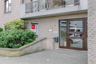 <p><span>ANTWERPEN (Linkeroever) - Bent u op zoek naar een ruim gelijkvloers appartement met 2 slaapkamers en een zonnig terras op een rustige locatie? Dan is dit zeker iets voor u!</span></p><p><span>De belangrijkste troeven in een notendop:</span></p><ul><li><span>Rustig gelegen in een doodlopende straat </span></li><li><span>Ruime woonoppervlakte van 111 m² </span></li><li><span>Mogelijkheid tot aankoop van een garagebox </span></li><li><span>Uitstekende ligging vlakbij openbaar vervoer, winkels en het Galgenweel </span></li><li><span>Zeer energiezuinig (EPC-label B) </span></li></ul><p><span>Dit ruime appartement is gelegen in de rustige Antoon Marstboomstraat op Linkeroever, een doodlopende straat met voldoende parkeergelegenheid. Openbaar vervoer en de voetgangerstunnel richting Antwerpen-centrum bevinden zich op wandelafstand. Daarnaast vindt u tal van winkels, horecazaken en het Galgenweel in de onmiddellijke omgeving, ideaal voor wie graag geniet van een rustige en centrale woonomgeving.</span></p><p><span>Het appartement bevindt zich op het gelijkvloers van een verzorgd en uitstekend onderhouden gebouw, waar momenteel geen grote werken gepland zijn.</span></p><p><span>Via de inkomhal komt u binnen in de bijzonder ruime en lichtrijke leefruimte. Dankzij de grote raampartijen geniet u van een aangename lichtinval en heeft u rechtstreeks toegang tot het zuidgerichte terras met uitzicht op een rustig binnengebied. De aparte keuken beschikt over een aansluitende, zeer praktische voorraadberging.</span></p><p><span>Verder telt het appartement twee volwaardige slaapkamers, beide ruim genoeg voor een tweepersoonsbed en een kleerkast. De badkamer is uitgerust met een ligbad, een douche en een dubbele lavabo. Daarnaast beschikt het appartement nog over een extra technische berging en een bijkomende berging op de gemeenschappelijke gang.</span></p><p><span>Een bijkomende troef is de mogelijkheid om een goed bereikbare garagebox aan te kopen voor € 30.000.</span></p><p><span>Bent u op zoek naar een ruim en comfortabel gelijkvloers appartement op een rustige, maar uiterst centrale ligging? Dan is dit ongetwijfeld een bezoek waard.</span></p><p><span>Contacteer dan snel Axel Lenaerts Waasland voor een bezoek ter plaatse!</span></p><p><span>Vraagprijs:</span><span> 295.000 (appartement) + 30.000 (garagebox).</span></p>
