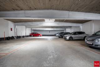 zeer goed gelegen opbrengsteigendom : magazijn of autostaanplaatsen ( 480m²)<br /><br />via een afgesloten sektionale poort en de doorrij kom je bij het magazijn of de autostaanplaatsen.<br /><br />Momenteel is het magazijn ingedeeld in 24 autostaanplaatsen en een gedeelte voor fietsen en motorvoertuigen, allen verhuurd.<br /><br />Gezien er nood is aan parkeerruimte in deze buurt is dit een uitstekende investering en zeer gemakkelijk te verhuren autoplaatsen.<br /><br />het magazijn kan ook gebruikt worden als opslagplaats.<br /><br />Stedenbouwkundige inlichtingen in aanvraag.<br /><br />Voor meer info of een bezoek ter plaatse kan u vrijblijvend contact opnemen met Philip op het nr.: 0476/999.029 of philip@reds.be