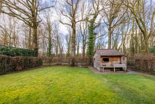 Open bebouwing met 4 slaapkamers, bureau, inpandige garage en tuin, gelegen in een doodlopende straat op een perceel omgeven door groen.Indeling GLV:...