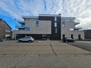 Modern appartement met zeer ruim terras op het gelijkvloers.Zeer centrale ligging, in Opgrimbie en in de nabijheid van het winkelcentrum M2, de...