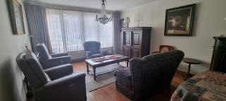 Dit appartement te huur in Genk bevindt zich in het bruisende centrum, op een zeer toegankelijke locatie aan de Europalaan dichtbij het station. Het is een ideale keuze voor wie in Genk wil huren op een centrale plek met alle dagelijkse voorzieningen binnen handbereik. Door het ruime terras en de garage biedt het appartement een comfortabel wooncomfort.Indeling:Verdiep +1:- inkomhal- gezellige leefruimte - keuken- 2 slaapkamers - badkamer - apart toilet- groot terras- berging Verdiep -1:- autostaanplaats - kelderberging - gemeenschappelijke fietsenberging Extra: - voorschot algemne onkosten €100,00/maand. - voorschot water €50,00/maand.- EPC-label AHet appartement in Genk heeft een functionele indeling die geschikt is voor alleenstaanden, koppels of kleine gezinnen. Het grote terras is een aantrekkelijke buitenruimte, en de garage is een absolute troef in het centrum van Genk.Dankzij de ligging nabij scholen, winkels en verschillende vormen van openbaar vervoer, is dit appartement bijzonder interessant voor wie centraal wil wonen of op zoek is naar een appartement te huur met sterke verhuurmogelijkheden. Ook pendelaars profiteren van de nabijheid van het station van Genk. De snelste manier om een bezoek te brengen aan dit appartement? Vraag je bezoek aan via de rode knop op onze website (www.dewaele.com).Telefonisch kunnen er geen afspraken gemaakt worden. Bij andere vragen kun je ons telefonisch contacteren via 011 30 50 50.