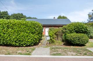 <p>Charmante open bebouwing in Sint-Katelijne-Waver, rustig gelegen op een perceel van 1865 m².</p><p><br /></p><p>Deze woning uit 1972 bevindt zich in een groene omgeving. De zeer rustige ligging vormt samen met het ruime perceel van 1865 m² en de open bebouwing de absolute meerwaarde van deze eigendom. De woning beschikt over een praktische indeling met lichtrijke leefruimtes, twee slaapkamers en een grote tuin van ca. 1750 m² waar u volop kan genieten van rust en privacy. Dankzij het EPC-label C biedt deze woning bovendien een degelijke energetische basis. Een interessante opportuniteit voor wie een huis wil kopen met veel buitenruimte in Sint-Katelijne-Waver.</p><p><br /></p><p>Belangrijkste ruimtes:<br />• Inkomhal met toegang tot de verschillende leefruimtes<br />• Woonkamer met aangename lichtinval<br />• Keuken uitgerust met gasfornuis, dampkap en enkele spoelbak<br />• Berging met verwarmingsketel en extra opslagruimte<br />• Apart toilet met handenwasser<br />• Badkamer met ligbad en enkele spoelbak<br />• Twee comfortabele slaapkamers<br />• Grote tuin van 1750 m² met tal van mogelijkheden</p><p><br /></p><p>Troeven:<br />• Zeer rustig gelegen in een groene woonomgeving<br />• Ruim perceel van 1865 m² met grote tuin<br />• Open bebouwing met veel privacy en buitenruimte</p><p><br /></p><p>Neem vandaag nog contact op met je ERA-makelaar voor een bezoek.</p><p><br /></p><p>JOUW DROOMHUIS. ZO GEVONDEN!</p>