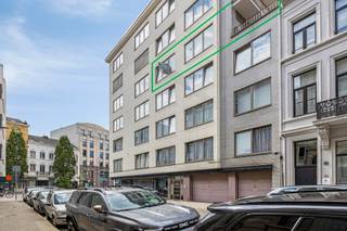<strong>Appartement op toplocatie met terras!<br /><br />Indeling:<br /></strong><span>Men komt meteen binnen in de grote leefruimte met enorm veel daglicht dankzij alle raampartijen rondom rond. </span><span>Aansluitend, een </span><strong>geïnstalleerde open keuken</strong><span> voorzien van een koelkast, een kookplaat, een combi-oven, een wasmachine en voldoende opbergruimte. Via de keuken betreedt men het <strong>fenomenaal terras</strong>! </span><br /><span>Het appartement beschikt over </span><strong>een ruime slaapkamer</strong>, een gastentoilet en een badkamer voorzien van een ligbad, inloopodouche en een wastafel, alles op mozaïektegel.<br /><br /><strong>Bijzonderheden:<br /></strong><span>EPC label <strong>C</strong>;</span><br /><span>Maandelijkse kosten: 175 EUR/maand </span><em>[Beheer, verbruik/onderhoud gemeenschappelijke delen incl. lift + provisie verwarming<span> </span>warm/koud water]<br /><br /></em><strong>Ligging:<br /></strong><span>Goed gelegen dichtbij het Antwerpse Zuid en het centrum van Antwerpen, nabij het Stadspark. Te voet naar de Troon-of Marnixplaats of in het weekend naar de markt. Het appartement is gelegen te midden het bruisende Antwerpse stadsleven!</span>