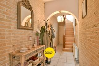 Welkom in deze charmante halfopen bebouwing in Erembodegem. Gelegen in een doodlopende straat, waar u volledig tot rust kunt komen.<br /><br />Bij het binnenkomen wordt u verwelkomd in de inkomhal met plaats voor vestiaire. De leefruimte is lichtrijk dankzij de grote raampartijen en loopt naadloos over in de eetplaats. Aansluitend bevindt zich de volledig uitgeruste keuken, die praktisch is ingericht. Op het gelijkvloers vinden we verder nog een badkamer, voorzien van een ligbad/douche, lavabo met meubel en toilet.<br /><br />Op de eerste verdieping bevinden zich drie volwaardige slaapkamers. De zolder is bereikbaar via een valtrap en kan, mits het plaatsen van een vaste trap, perfect ingericht worden als vierde slaapkamer.<br /><br />Voor de woning zijn er drie standplaatsen, de tuin is toegankelijk via een praktische zijpoort en is volledig omheind, waardoor u in alle privacy kunt genieten. Deze aangename buitenruimte vormt een echte oase van rust, ideaal om te ontspannen of gezellige momenten door te brengen met familie en vrienden.<br /><br />Daarnaast beschikt de tuin over twee praktische bergingen, ideaal voor het opbergen van tuinmateriaal, fietsen of extra opslag. Extra bergruimte is eveneens voorzien in de kelder.<br /><br />De vermelde prijs is een richtprijs; elk bod, zowel hoger als lager, wordt voorgelegd aan de eigenaar, die zich het recht voorbehoudt dit te aanvaarden of te weigeren.<br /><br />Neem voorsprong met een vrijblijvende en gratis schatting van uw eigendom via:<br />www.residentievastgoed.be/gratisonlineschatten