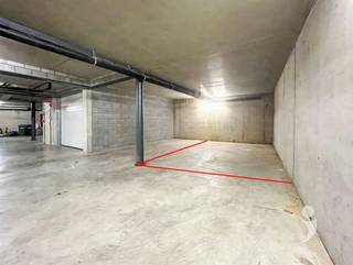 <p><span>Ondergrondse autostaanplaats in Herent centrum!</span></p><p><span> </span></p><p><span>De staanplaats is erg makkelijk te bereiken via de Onze-Lieve-Vrouwstraat.  De inrit is via een autolift (maximaal 3 ton; Hoogte 2,15 m en lengte 5,38 m; breedte: 2,93 m). Via een trappenhal en/of personenlift kan u de staanplaats verlaten. De staanplaats is naast de lift gelegen, een ideale locatie dus. De staanplaats kan ook worden gebruikt als stockage. In deze garage zijn er in totaal 8 staanplaatsen.</span></p><p><span> </span></p><p><span>Afmetingen: 5,45 meter lang en 2.99 meter breed.</span></p><p><span> </span></p><p><span>De staanplaats kan naast eigen gebruik, ook zeker dienen als investering! Momenteel is de staanplaats verhuurd.</span></p><p><span> </span></p><p><span>Interesse? Contacteer ons gerust via 0470 55 64 24 of <span>info@immolivit.be</span></span><span> </span></p><p><span> </span></p>