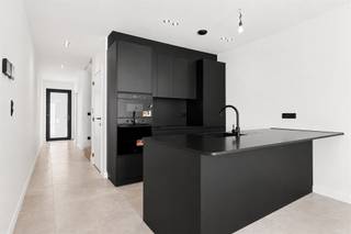 <p>MAISON CONVIVIALE ET MODERNE À WAASMUNSTER</p><p>Cette maison élégamment rénovée à Waasmunster offre un mélange parfait entre confort contemporain et agencement pratique. Avec une surface habitable de 123 m², c'est un choix idéal pour les familles ou les couples à la recherche d'une maison facile à entretenir mais entièrement équipée.</p><p>POINTS FORTS DE L'INTÉRIEUR</p><p>La maison dispose de trois chambres, ce qui offre suffisamment d’espace pour une famille ou un bureau. L’agencement est bien pensé et fonctionnel, avec un espace de vie lumineux et ouvert qui s’intègre parfaitement à une cuisine moderne et équipée. La cuisine bénéficie de finitions haut de gamme, avec des placards sur mesure noirs et un îlot de cuisine fonctionnel, parfait pour préparer les repas.</p><p>La seule salle de bains a été entièrement modernisée avec deux lavabos élégants, une douche à l'italienne dotée d'une paroi en verre et des finitions de grande qualité. Tous les équipements sanitaires sont haut de gamme et garantissent un confort quotidien luxueux.</p><hr /><p>ÉTAGES & T CIRCULATION</p><p>L'escalier aux marches en bois relie les niveaux avec élégance. La luminosité apportée par les baies vitrées crée une ambiance de vie agréable à tous les étages.</p><p>ESPACE EXTÉRIEUR</p><p>La propriété dispose d’un jardin arrière très attrayant, doté d’un dallage réalisé par des professionnels et d’une pelouse bien entretenue. Des clôtures en bois garantissent l'intimité et protègent des regards extérieurs. Cet espace extérieur est idéal pour se détendre et convient parfaitement aux familles avec des enfants ou des animaux de compagnie. Les arbres verdoyants qui entourent le jardin créent une atmosphère sereine.</p><br /><hr /><p>ÉQUIPEMENTS</p><p>La maison est équipée d’installations modernes, notamment d’un circuit électrique bien pensé. Un espace de rangement pratique et une cave offrent suffisamment d’espace de stockage.</p><p>EMPLACEMENT</p><p>Située dans la charmante commune de Waasmunster, la maison bénéficie d’une façade centrale donnant sur la rue et d’une bonne accessibilité. Elle allie un caractère rural à des équipements modernes.</p><p>Cette maison est un excellent choix pour ceux qui recherchent une propriété joliment rénovée, alliant caractère et confort moderne.</p><p>Vous recherchez une maison alliant authenticité et potentiel ? Contactez-nous au 09 310 77 07 ou à l'adresse info@woonhoekvastgoed.be pour une visite.</p>