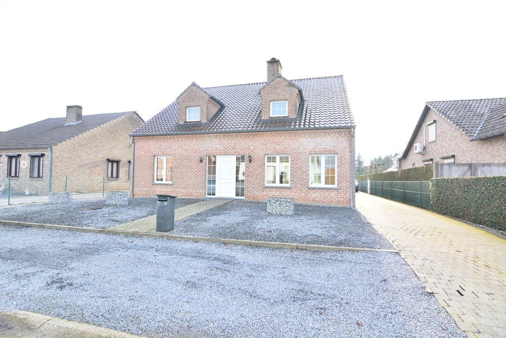 Maison à louer à Maaseik avec 4 chambres - photo 1
