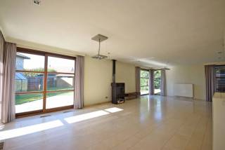 Prachtige villa in Roeselare met ruime tuin en garage<br /><br />Bent u op zoek naar een comfortabele woning die ruimte en rust biedt? Deze charmante villa in Roeselare, is de perfecte plek voor u en uw gezin. Gelegen op een perceel van maar liefst 553 m², biedt deze open bebouwing tal van mogelijkheden om van het buitenleven te genieten.<br /><br />Indeling en voorzieningen<br />De villa beschikt over 3 ruime slaapkamers, ideaal voor een gezin of als werkruimte. De indeling is praktisch en functioneel, met een lichtrijke woonkamer die toegang biedt tot het zonnige terras. De open keuken is perfect voor het bereiden van heerlijke maaltijden en het entertainen van gasten. <br />De woning heeft één badkamer, die van alle gemakken is voorzien. Daarnaast zijn er maar liefst 3 parkeerplaatsen beschikbaar, zodat u nooit om ruimte hoeft te verlegen.<br /><br />Tuin en buitenruimte<br />De zuidwest georiënteerde tuin is een waar paradijs voor tuinliefhebbers en zonaanbidders. U kunt er heerlijk ontspannen op het terras of genieten van een gezellige barbecue met vrienden en familie. De tuin biedt ook voldoende ruimte voor kinderen om te spelen of voor het aanleggen van een moestuin. Een kleine hobby serre is ter beschikking.<br /><br />Duurzaamheid en energie<br />Met een EPC-waarde van 242.00 en energielabel C, is deze woning relatief energiezuinig. Dit maakt het niet alleen goed voor het milieu, maar ook voor uw portemonnee.<br /><br />Garage en extra ruimte<br />De villa komt met een handige garage, perfect voor het stallen van uw auto of als extra opslagruimte. Met de garageplaats heeft u ook voldoende ruimte voor uw fietsen en andere benodigdheden. Woning beschikt ook over een handige carport.<br /><br />Locatie<br />De woning is ideaal gelegen in een rustige buurt in Roeselare, met alle nodige voorzieningen in de nabijheid. Scholen, winkels en openbaar vervoer zijn gemakkelijk bereikbaar, waardoor deze locatie perfect is voor gezinnen en forenzen.<br /><br />Kortom, deze villa in Roeselare biedt een unieke combinatie van comfort, ruimte en een uitstekende locatie. Mis deze kans niet en maak snel een afspraak voor een bezichtiging!