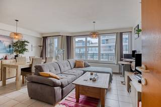 Dans le centre de La Panne, nous trouvons cet appartement lumineux (80m²) à vendre. L'appartement dispose de 2 chambres, de 2 terrasses (total de 11 m²) et d'un sous-sol privé. Situé à quelques pas de la mer et à proximité de tous les commerces et restaurants ! Vous recherchez un bien immobilier à La Panne ? Assurez-vous de continuer à lire !MISE EN PAGE :&gt; Septième étage :- hall d'entrée avec vestiaire ;- espace de vie avec accès à la terrasse avec vue sur le marché ;- cuisine avec cuisinière, hotte, réfrigérateur, four, lave-vaisselle et évier ;- un débarras séparé avec raccordement pour machine à laver ;- chambre à coucher (1) ;- chambre (2) avec accès à la terrasse surplombant le quartier Dumont ;- salle de bain avec douche, baignoire, toilettes, double vasque avec lavabo et raccordement pour machine à laver ;- toilettes séparées&gt; rangement privé au sous-solGÉNÉRAL :- chauffage central au gaz naturel avec une nouvelle chaudière à condensation depuis 2023 ;- EPC B favorable (195 kWh/m² par an)- double vitrage en aluminium renouvelé depuis 2024 ;Vous recherchez un appartement agréablement spacieux, comme investissement, résidence permanente ou résidence secondaire ? N'hésitez pas à contacter Dewaele Koksijde (058 330 600).