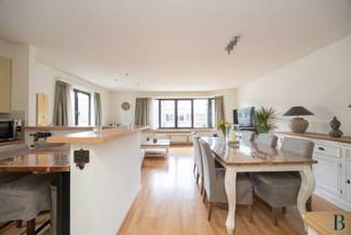 Locatie
Karel Soetelaan 72 ligt in een rustige woonomgeving in Borsbeek, met een vlotte verbinding richting Antwerpen en de belangrijkste invalswegen. Ook openbaar vervoer is handig geregeld: in de buurt stoppen bussen zoals lijn 20 en 34, waardoor je eenvoudig richting stad en omliggende gemeenten geraakt.  

Een extra plus is dat je hier alles voor het dagelijks leven dichtbij hebt, met winkels in de omgeving (o.a. Albert Heijn).  
Daarnaast is er ook medische zorg vlakbij, met AZ Monica (campus Deurne) op korte afstand.  

Indeling
Dit appartement op de eerste verdieping heeft een bewoonbare oppervlakte van circa 95 m². De ruime woonkamer geniet van een mooie lichtinval dankzij de hoekligging en sluit aan op de volledig uitgeruste open keuken. Verder zijn er een badkamer met douche in bad en lavabo, een apart gastentoilet, een praktische berging voor wasmachine en droogkast en twee slaapkamers van 8 m² en 16 m². Achteraan bevindt zich een aangenaam en rustig terras.
Garage: garagebox optioneel aan te kopen aan 25.000 euro.
Berging: privatieve kelderberging aanwezig.

Troeven
✓ Lichtrijk hoekappartement
✓ Rustig gelegen terras
✓ Kleinschalig gebouw met lage algemene kosten
✓ Energiezuinig appartement met EPC B
✓ Garagebox optioneel beschikbaar

Technische gegevens
Gebouw van 2000 in goede staat van onderhoud. Verwarming via een individuele condenserende gasketel. Aluminium ramen met dubbele beglazing. Individuele meters voor gas elektriciteit en water. Video parlofoon aanwezig. Garagebox met automatische poort.

Extra
Algemene kosten 30 euro per maand
Stedenbouwkundige inlichtingen in aanvraag
Benieuwd naar de waarde van je woning? Vraag een gratis schatting aan via lex@bauwensvastgoed.be