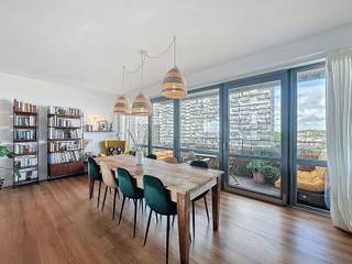 Morgan's Real Estate presents this stunning apartment located on the ninth floor of a building in the heart of Molenbeek-Saint-Jean. With over 160 m², it offers a spacious and very bright living area thanks to large windows, and features two large terraces to fully enjoy the outdoors. This apartment in excellent renovation condition is move-in ready. It has a good energy performance certificate, individual heating, triple-glazed windows, and a compliant electrical installation, ensuring safety and peace of mind. Possibility to purchase a garage as an option (€30,000). An opportunity not to be missed for those seeking a spacious, practical, and modern home in a vibrant neighborhood. Contact us for info and visits at 02/430.24.86 or morgan@morgans.be