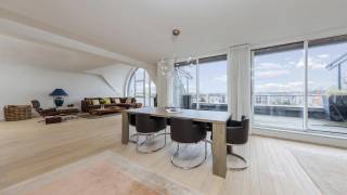 In het centrum van Tienen, met een vlotte verbinding met de E40, ligt dit prestigieus duplex appartement op de bovenste verdieping (4de en 5de) van residentie Menegaard, met veel lichtinval en ZW georiënteerd terras. De totaal bewoonbare oppervlakte van 190 m² is als volgt: Inkomhal met natuursteen vloer, vestiaire en vaste trap naar 5de verdiep, gastentoilet, ruime berging/wasplaats, ingerichte woonkeuken met ontbijtruimte, ruime L-living met parket en ingebouwde gashaard en prachtig boograam met ingewerkte sfeerverlichting, groot ZW georiënteerd terras met bankirai vloer, automatische zonwering en rolhordeur. Op de verdieping bevinden zich de nachthal met parket en ingebouwde kasten en mogelijkheid tot bureauruimte, 3 slaapkamers met parket waarvan 1 slaapkamer met aansluitende badkamer (douche, bad, toilet en lavabomeubel) en een tweede aparte badkamer (douche, toilet en lavabomeubel). In de ondergrondse parkeergarage is er een ruime, droge privé-kelder van ruim 16 m². Er is tevens een makkelijk toegankelijke autostaanplaats, aanpalend aan de kelder, inbegrepen in de prijs. Het appartement is voorzien van aluminium ramen met dubbele beglazing en velux-ramen met rolluiken; individuele verwarming op aardgas en radiatoren met thermische kranen. Voor wie op zoek is naar een uitzonderlijk appartement in het centrum van Tienen met een hoog afwerkingsniveau en praktisch ingericht is dit zeker een buitenkans.<br />Aarzel dus niet en maak snel een afspraak voor een bezichtiging.<br />